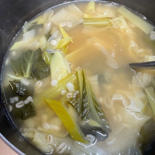 白菜と小松菜のもち麦スープ